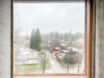 Ikkunat ovat kolmeen ilmansuuntaan. Keittiön ikkunasta rauhallinen näkymä pientaloalueelle.