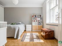 Makuuhuoneeseen mahtuu myös työpöytä.