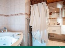Kylpyhuoneessa hyvänkokoinen poreamme rentoutumista varten!