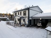 Kahden auton katos sähköautonlatausasemalla