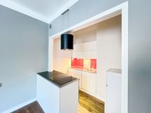 Liesituuletin on sijoitettu saarekkeen päälle.