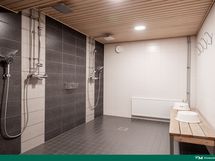 Taloyhtiön saunaosaston kylpyhuone.