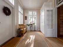 Päärakennuksen eteinen