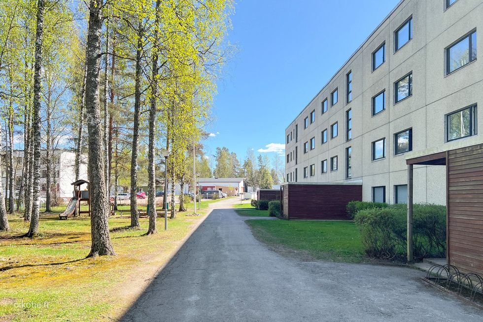 itäpuolen julkisivua ja pihaa
