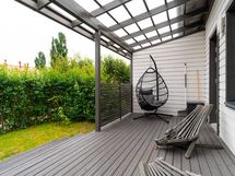 Aurinkoinen ja suojaisa terassi