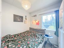 Pienempi makuuhuoneista sopii myös hyvin työhuoneeksi.