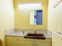 Erillinen wc-tila on hyvän kokoinen.