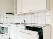 Keittiössä astianpesukone