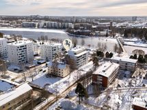 Ilmakuvaa Oulunjoelle päin. Vasemmalla näkyisi kesäisin Tuiran uimaranta.