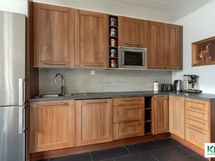 Isomman asunnon keittiö.