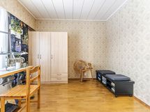 Olohuoneen viereinen makuuhuone