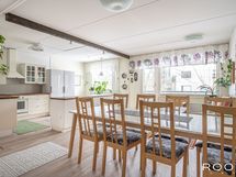 Asunnon olohuone ja avokeittiö muodostavat yli 40 m2:n yhtenäisen oleskelutilan.