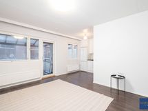 Olohuoneesta on käynti lasitetulle terassille.