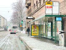 Bussipysäkki Apollonkatu on muutaman minuutin päässä.