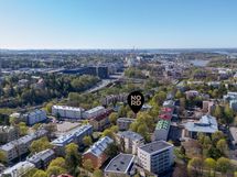 Aivan talon läheltä löytyy mm. Kauppalanpuisto ja Keskuspuisto lukuisine ulkoilumahdollisuuksineen.