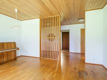 Näkymä olohuoneesta etuovelle.