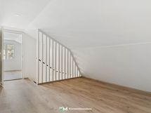 Yläkerran oleskelutila suihkutilan ja wc:n edessä.