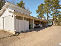 Huoneistolle kuuluu autokatospaikka.