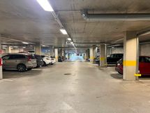 Autohalli talon yhteydessä.