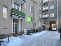 Vaikka asunto on ensimmäisessä kerroksessa, on selvästi maantasoa korkeammalla. Sijainti merkitty.