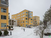 Julkisivu pihan puolelta