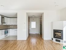 Keskikerroksessa olohuone, ruokailutila, takka