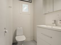 Erillinen wc (eteisessä)