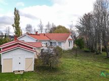 Toisella tontilla sijaitsevan pihamökin yhteyteen on rakennettu lisäksi puutarhavaja.