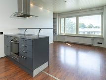 Yleiskuva avokeittiöstä ja huoneesta 3