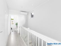 Yläkerran makuuhuoneet sijaitsevat talon vastakkaisilla sivuilla.