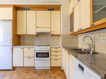 Keittiössä on runsaasti kaappitilaa