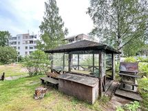 Taloyhtiön piha-alueelta löytyy mm. grillipaikka, jossa kelpaa grillailla lämpiminä kesäpäivinä.
