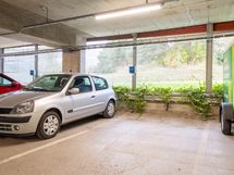 Myynnissä autohallipaikka