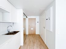 Eteiskäytävällä on peilikaapit säilytystä varten.