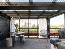 Kattoterassi on osittain katettu ja lasitettu