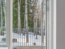 Käynti ruokailutilasta parvekkeelle