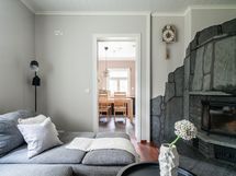 Olohuone varaavalla takalla