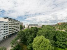 Keskeisen sijainnin ansiosta läheisen Töölönlahden rannan lenkkimaastot ovat vain juoksumatkan pääss
