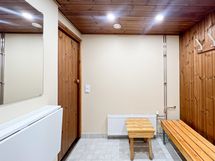 Taloyhtiössä on siisti saunaosasto asukkaiden käyttöön.