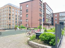 Taloyhtiön sisäpiha on viihtyisä.