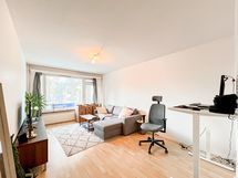 Kodikas ja valoisa kolmannen kerroksen parvekkeellinen kaksio rauhallisella paikalla.