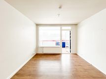 Olohuoneen yhteydessä on tilava lasitettu parveke.