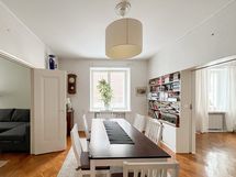 Ruokailutila jää käytännöllisesti olohuoneen yhteyteen.