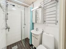 Kylpyhuone on moderni ja siellä on pesukoneelle liitäntä