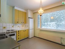 Keittiöön mahtuu ruokapöytä