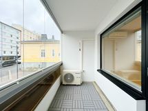 Tänne mahtuu hyvin sisustelemaan parvekekalustoa.