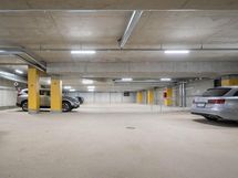 Autohallipaikka hissiyhteyden päässä