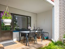 Terassilla on mukava istua isommallakin seurueella.