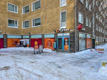 Lähellä on useampi ruokakauppa.