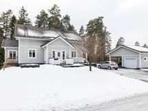 Iso talo ja lämmin autotalli
